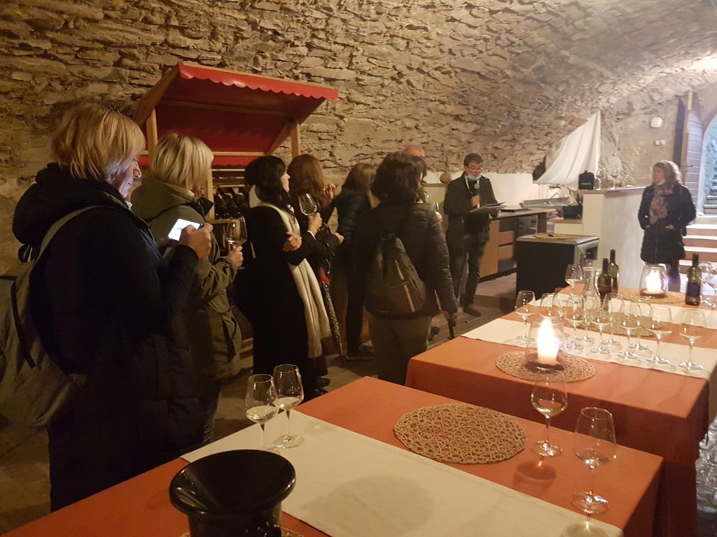 Degustacija vin, Vipavski križ, oktober 2021 ; Vir: anonimni vir, NIJZ